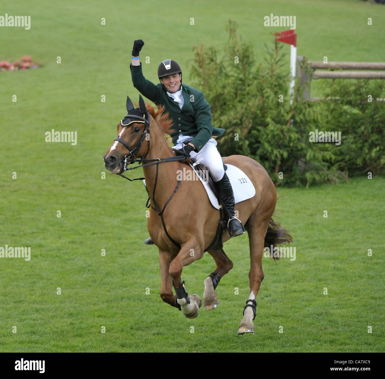 24.06.2012 der All England springen Platz Hickstead, England. Loughnatousa von Paul Beecher [IRL] geritten feiert und erkennt das Publikum nach dem Löschen der letzten Zaun um die CARPETRIGHT DERBY bei The British springen Derby Meeting zu gewinnen.  Paul gewann den Wettbewerb in einem Stechen gegen William Funnell [GBR] Reiten Dorada. Stockfoto