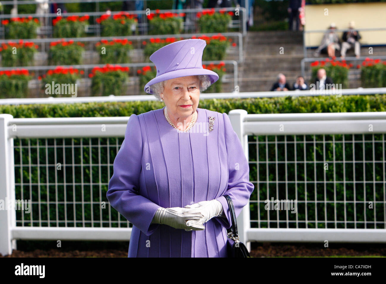 22.06.12 Ascot, Windsor, ENGLAND: Königin Elizabeth II. während der Königin Vase Rennen beim Royal Ascot Festival auf dem Ascot Racecourse am 22. Juni 2012 in Ascot, England. Das Queens Pferd gewann das Rennen. Stockfoto