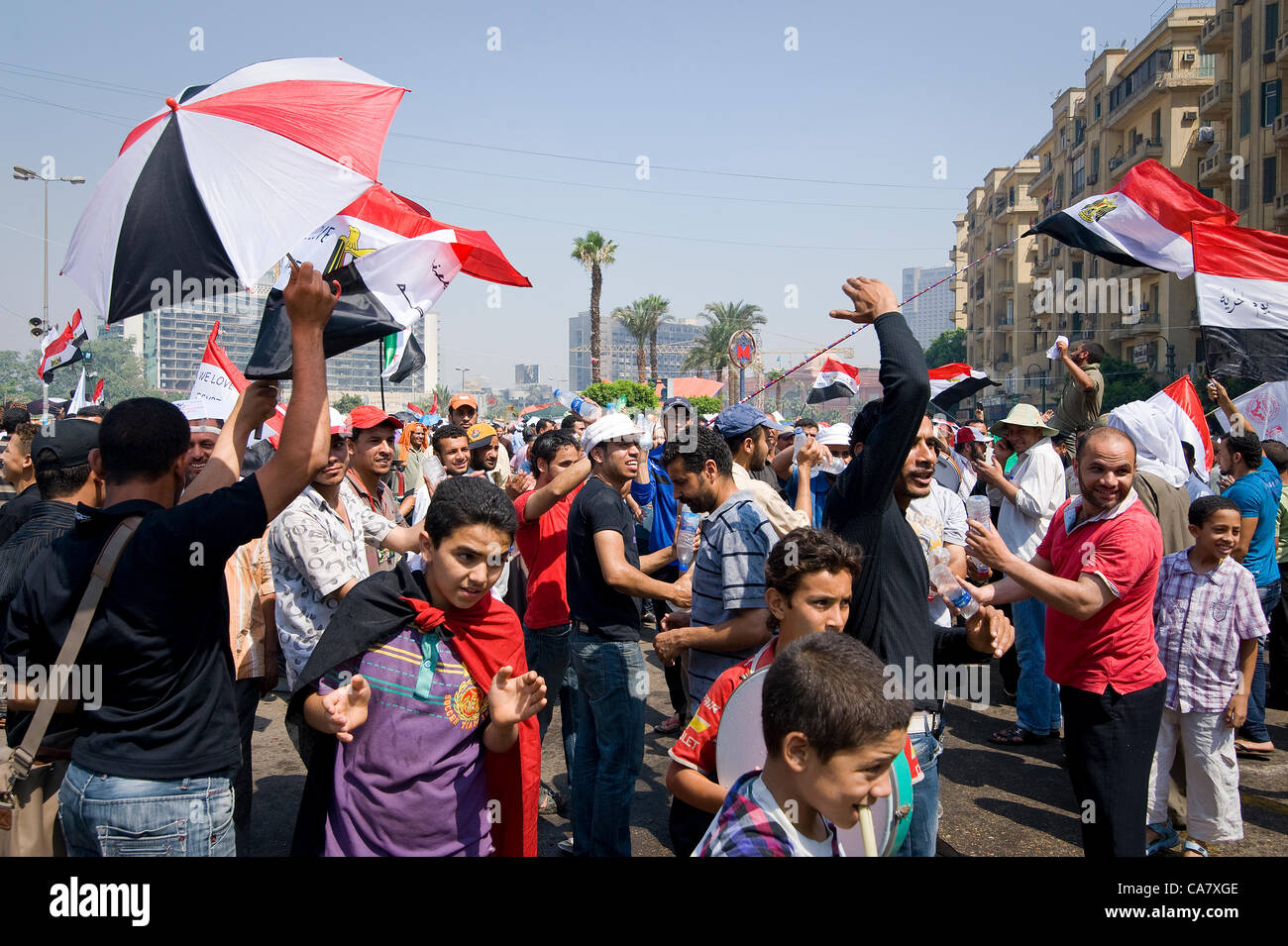 Ägypten, Kairo: Tausende Ägypter demonstrieren auf dem Tahrir-Platz für ein faires Ergebnis der Präsidentschaftswahlen und dann feiern, dass der Kandidat von der muslimischen Bruderschaft Mohamed Mursi die Wahlen gewonnen. Stockfoto