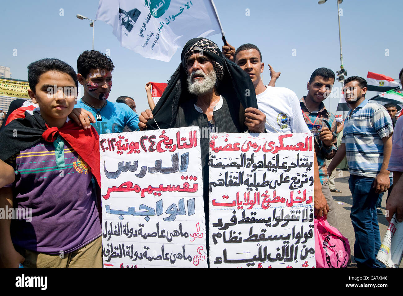 Ägypten, Kairo: Tausende Ägypter demonstrieren auf dem Tahrir-Platz für ein faires Ergebnis der Präsidentschaftswahlen und dann feiern, dass der Kandidat von der muslimischen Bruderschaft Mohamed Mursi die Wahlen gewonnen. Stockfoto