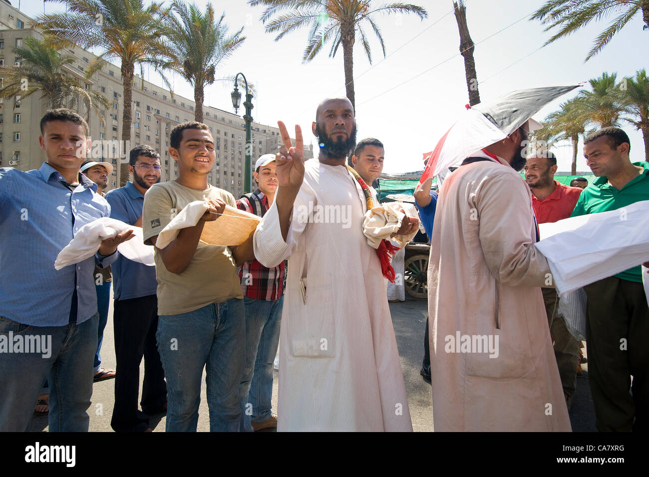 Ägypten, Kairo: Tausende Ägypter demonstrieren auf dem Tahrir-Platz für ein faires Ergebnis der Präsidentschaftswahlen und dann feiern, dass der Kandidat von der muslimischen Bruderschaft Mohamed Mursi die Wahlen gewonnen. Stockfoto