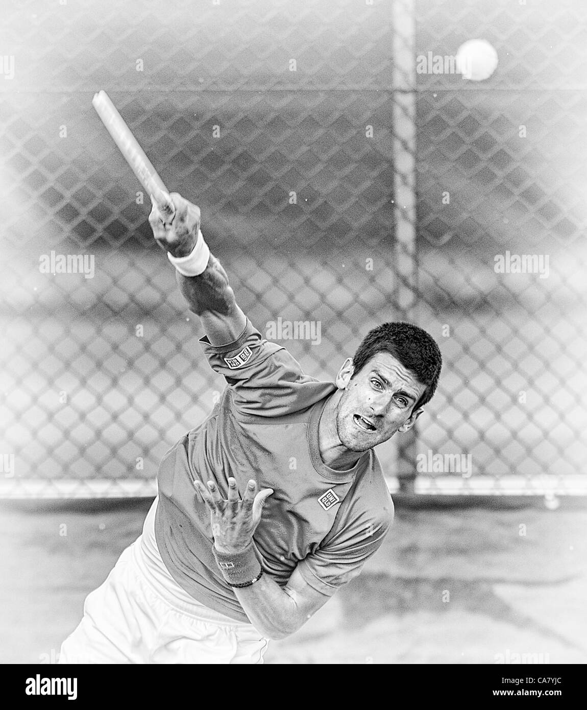 24.06.2012. die Wimbledon Tennis Championships 2012 statt bei den All England Lawn Tennis and Croquet Club, London, England, UK.    Verteidigung von Champion Novak DJOKOVIC (SRB) [1] auf der Aorangi Praxis Courts in The All England Lawn Tennis Club am Tag vor dem WM-Start. Stockfoto