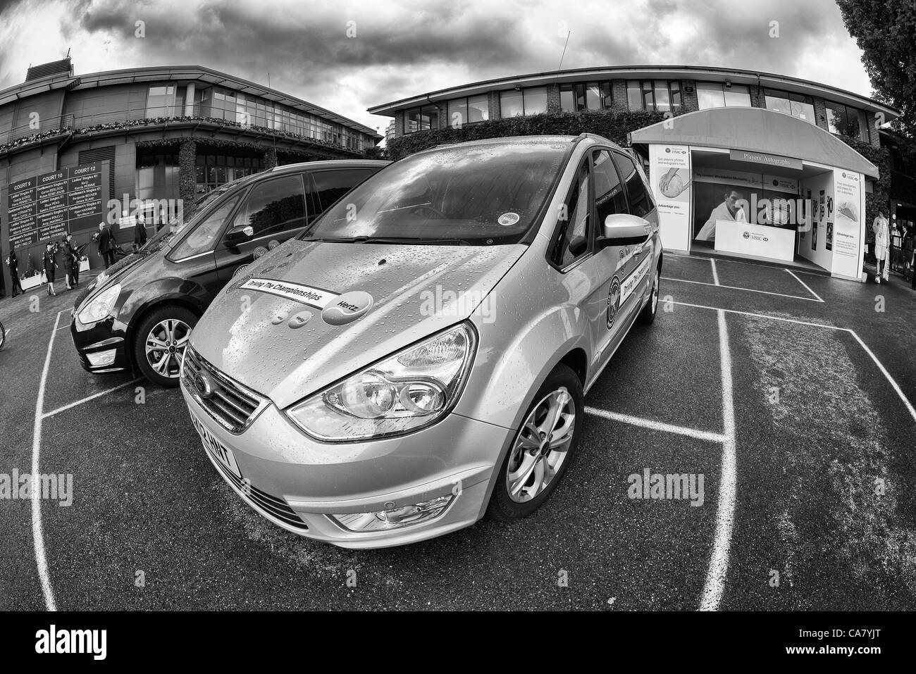 24.06.2012. die Wimbledon Tennis Championships 2012 statt bei den All England Lawn Tennis and Croquet Club, London, England, UK.    Hertz-geförderten Autos aus Wimbledon Transport-Service warten auf die Spieler aus ihren Trainings zurück. Stockfoto