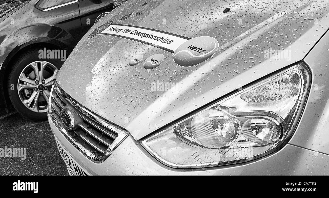 24.06.2012. die Wimbledon Tennis Championships 2012 statt bei den All England Lawn Tennis and Croquet Club, London, England, UK.    Hertz-geförderten Autos aus Wimbledon Transport-Service warten auf die Spieler aus ihren Trainings zurück. Stockfoto