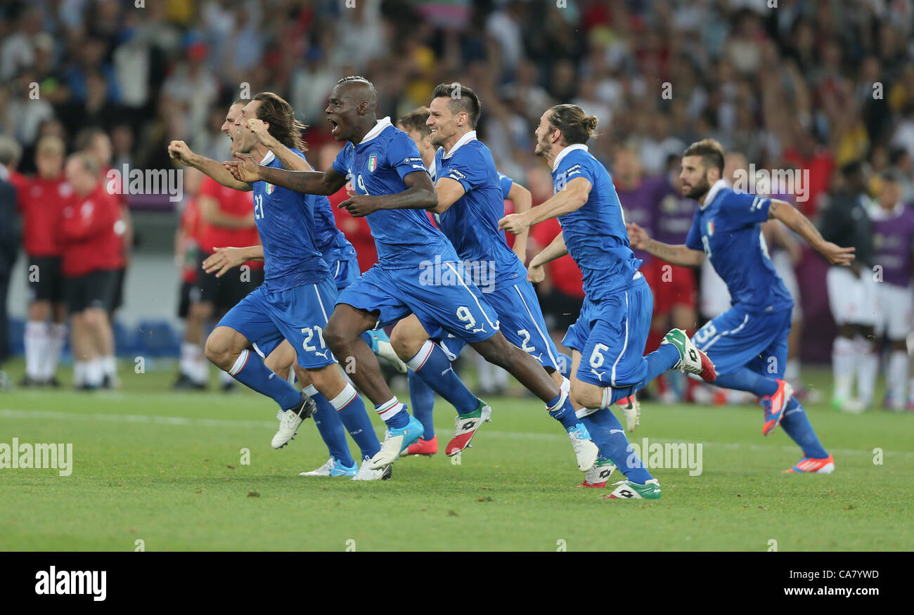 MARIO BALOTELLI & Italien PALYER ENGLAND V Italien EURO 2012 Olympiastadion Kiew UKRAINE 24. Juni 2012 Stockfoto