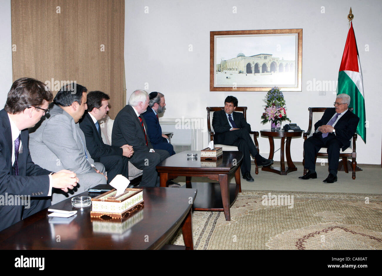 29. Februar 2008 - Kanada, Kanada - Palästinenserpräsident Mahmoud Abbas (Abu Mazen), trifft mit einem Vertreter einer der Vatikanischen Apostolischen Nuntius in Kanada, am 24. Juni 2012 (Credit-Bild: © Thaer Ganaim/APA Images/ZUMAPRESS.com) Stockfoto
