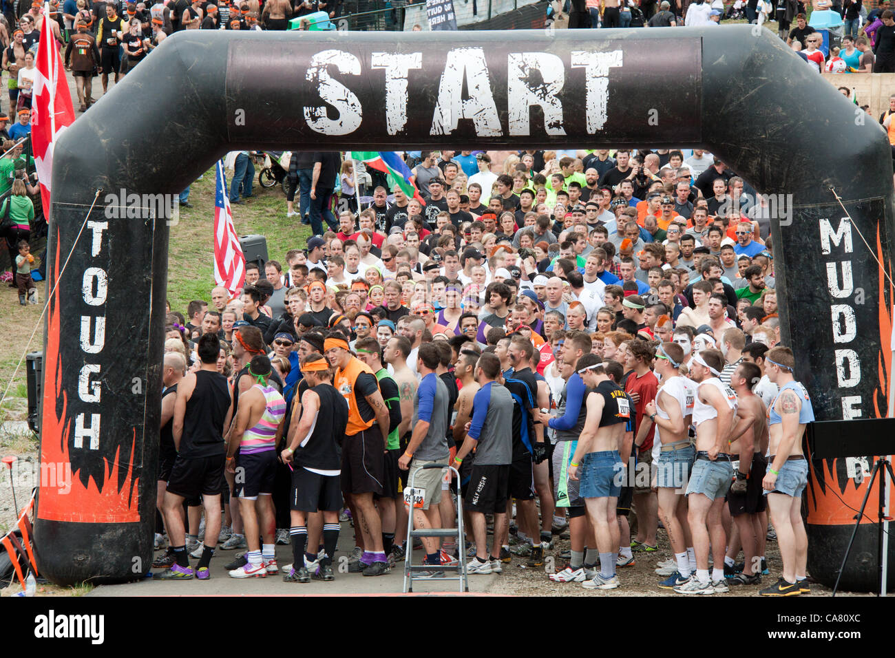 23. Juni 2012. Die Teilnehmer konkurrieren in der Tough-Mudder-Event, bekannt als der führende Hindernis-Parcours-Serie der Welt, im Whistler Olympic Park, Whistler, Kanada Stockfoto
