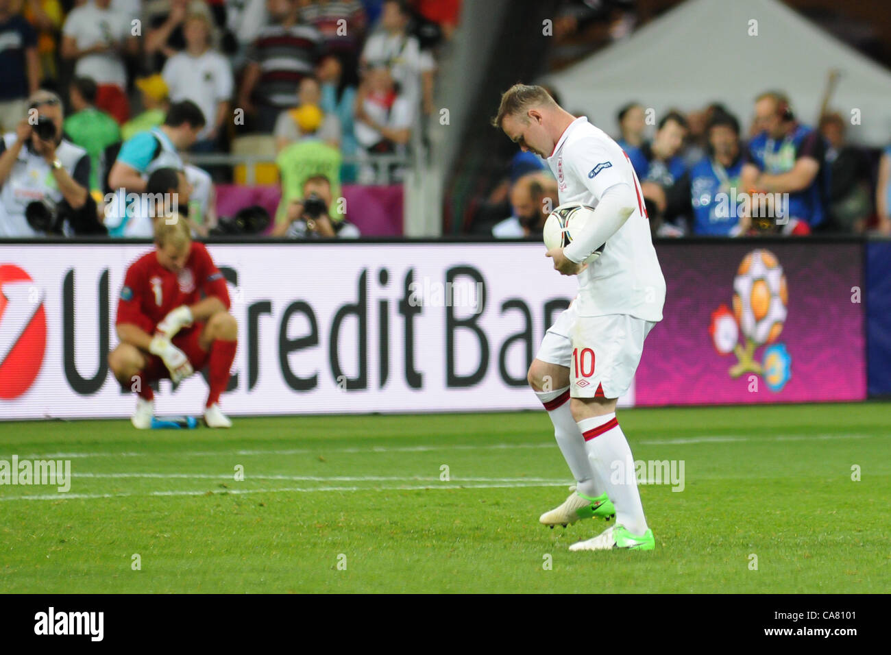 24.06.2012, Kiew, Ukraine. Elfmeterschießen, das European Championship Quarter Final Spiel zwischen England und Italien im Olympiastadion, Kiew abzuschließen. Rooney flacht der Ort für seinen Elfmeter Stockfoto