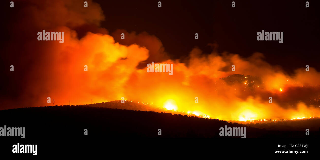 Bergwald-Feuer in der Nacht zerstört Tausende von Hektar in der Nähe von Brunnen Grün in Utah. Grass, Pinsel und Bäume intensivere tobende Flammen trocknen und Rauchen in der Nähe von ländlichen Gemeinschaft. Hunderte evakuiert durch starke Winde. Don Despain Wiederaufleben Foto. Stockfoto