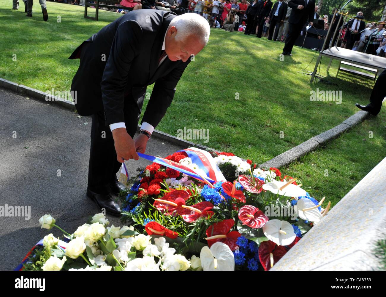70. Jahrestag seit der Ortschaft Lezaky (150 km östlich von Prag) war vollkommen niedergebrannt und alle Bürgerinnen und Bürger waren Tode von Nazis. Präsident der Tschechischen Republik Vaclav Klaus während der Akt der Verehrung am 24. Juni 2012 abgebildet. Vaclav Klaus in seiner Rede sagte, dass die Vertreibung der deutschen Adter WW2 aus der Tschechoslowakei war logische Konsequenz des tragischen Kapitels in der tschechischen Geschichte. (CTK Foto/Josef Vostarek) Stockfoto