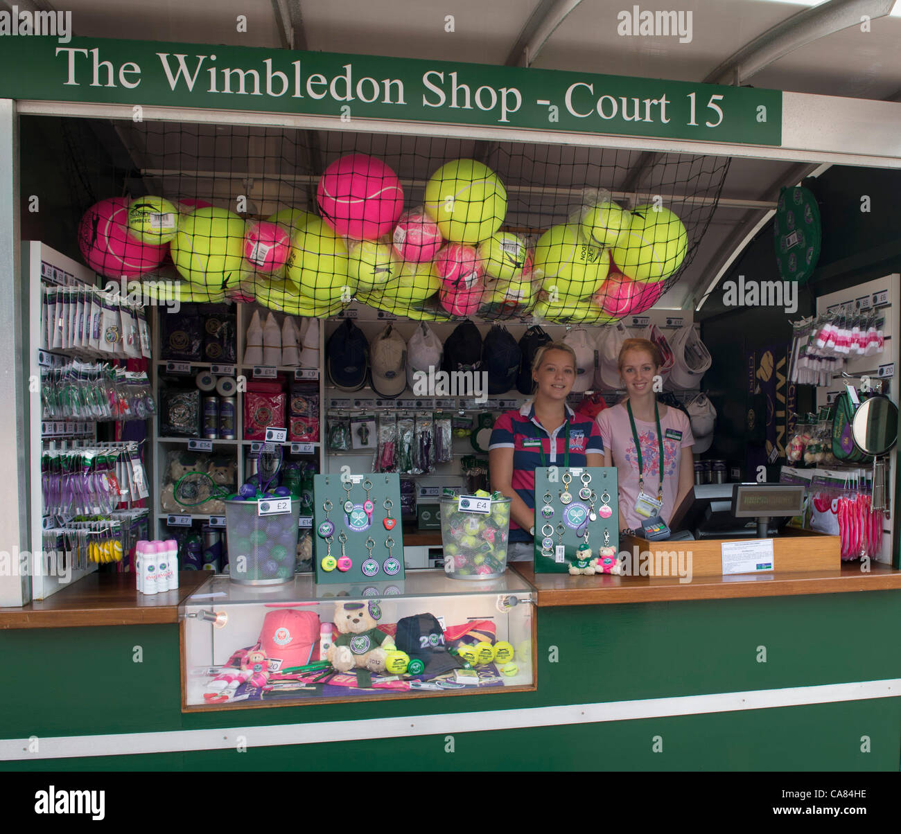 25.06.2012 die Wimbledon Tennis Championships 2012 statt bei den All England Lawn Tennis and Croquet Club, London, England, UK.  Auf dem Gelände - Gesamtansicht. Wimbledon-Geschenk-Shop. Stockfoto