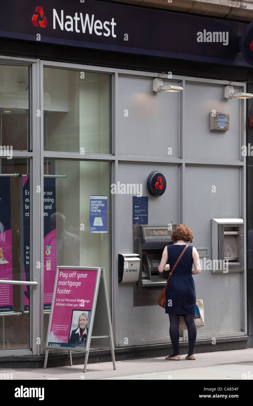 NatWest Bank, Marylebone High Street, London, UK 25.06.2012 Natwest und Royal Bank of Scotland kämpften, um eine große Zahlungsrückstände Bankkonto zu löschen, nachdem einem Computer-Fehler beheben, die Kunden nicht in der Lage, Rechnungen zu bezahlen oder Geld gelassen. Stockfoto