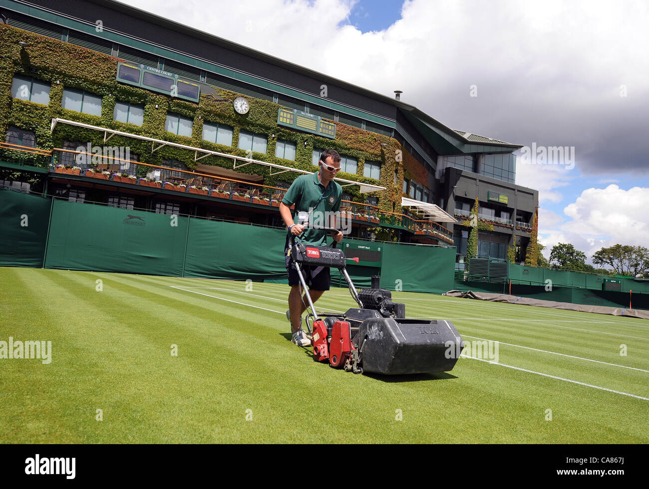 Rasen Sie schneiden & CENTRE COURT der WIMBLEDON CHAMPIONSHIPS 20 der ALL ENGLAND TENNIS CLUB WIMBLEDON LONDON ENGLAND 25. Juni 2012 Stockfoto