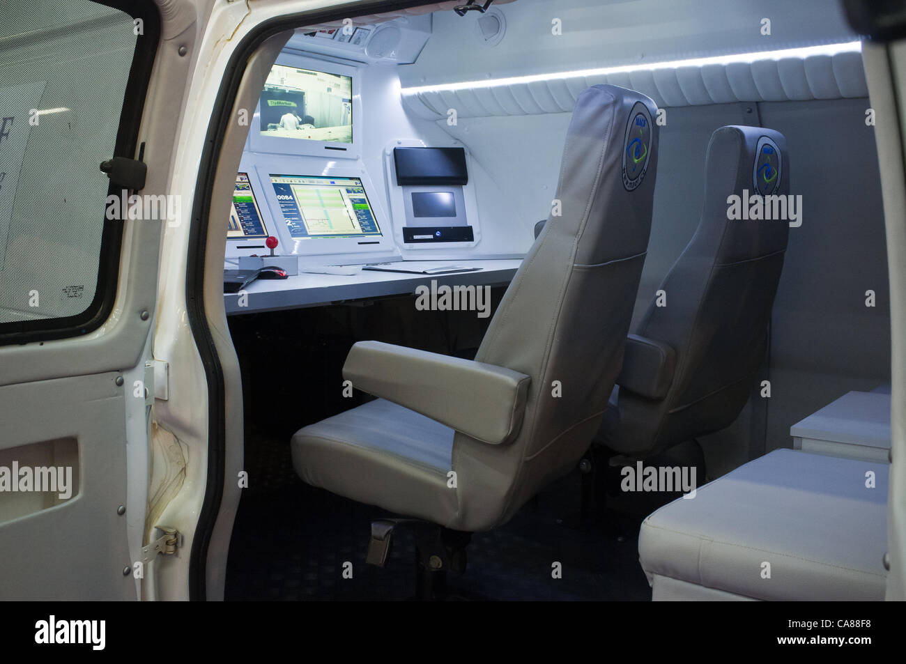 MAOF Aerial Sensing zeigt einen Befehl und Kontrolle van für Unmanned drones mit Videoüberwachungsanlagen Homeland Security 2012 Messe. Tel-Aviv, Israel. 26. Juni 2012. Stockfoto