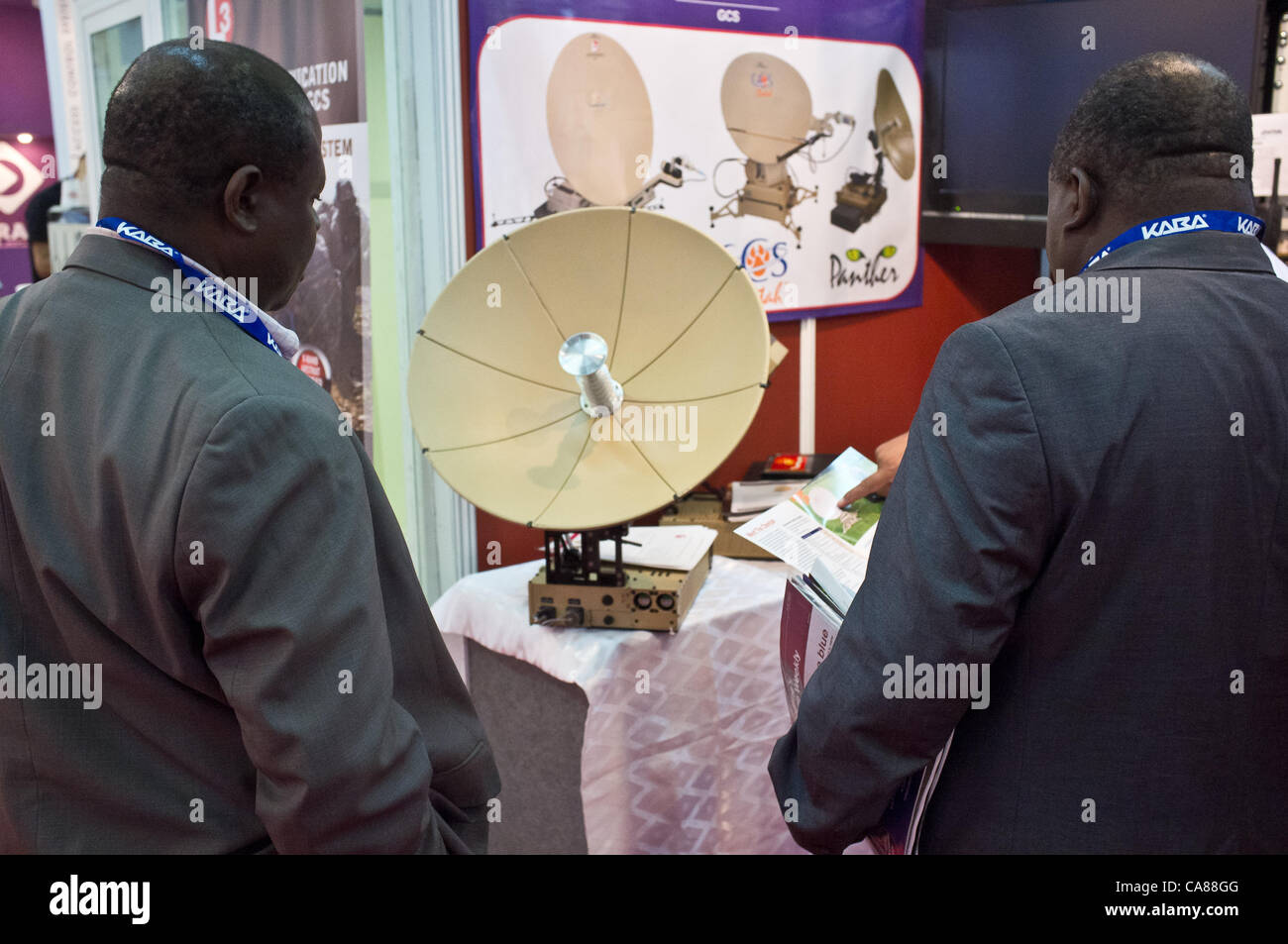Internationale Besucher studieren die Displays auf Homeland Security 2012 Messe. Die israelischen Sicherheitsbranche hat sich einen Namen gemacht weltweit. Tel-Aviv, Israel. 26. Juni 2012. Stockfoto