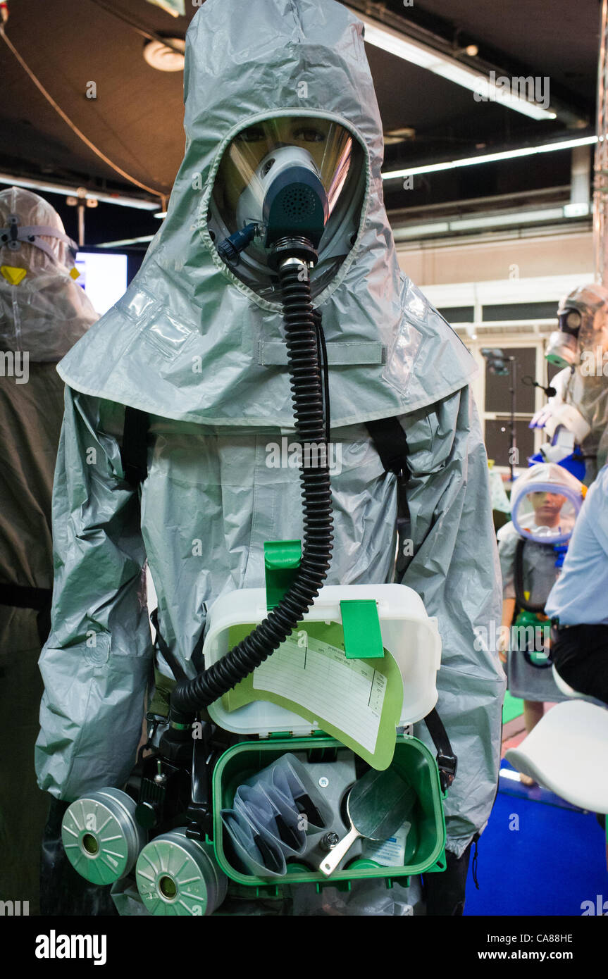 Mannequins in chemische und biologische Gefahr Schutzanzügen auf Kampf 2012 Messe angezeigt. Tel-Aviv, Israel. 26. Juni 2012. Stockfoto