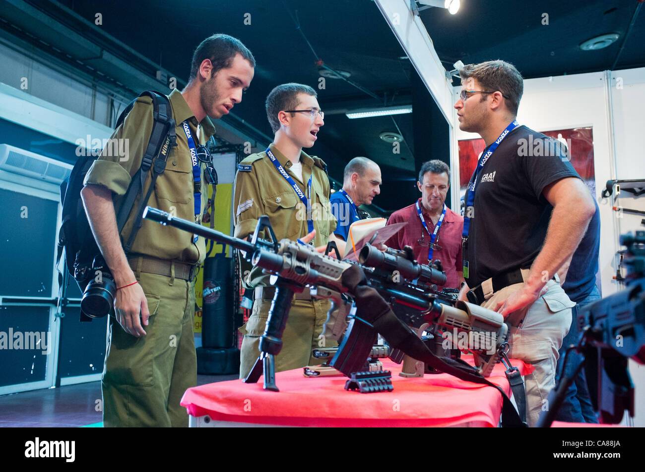 Soldaten der IDF zeigen Interesse an einer Anzeige von Schusswaffen auf Kampf 2012 Messe fair. Tel-Aviv, Israel. 26. Juni 2012. Stockfoto