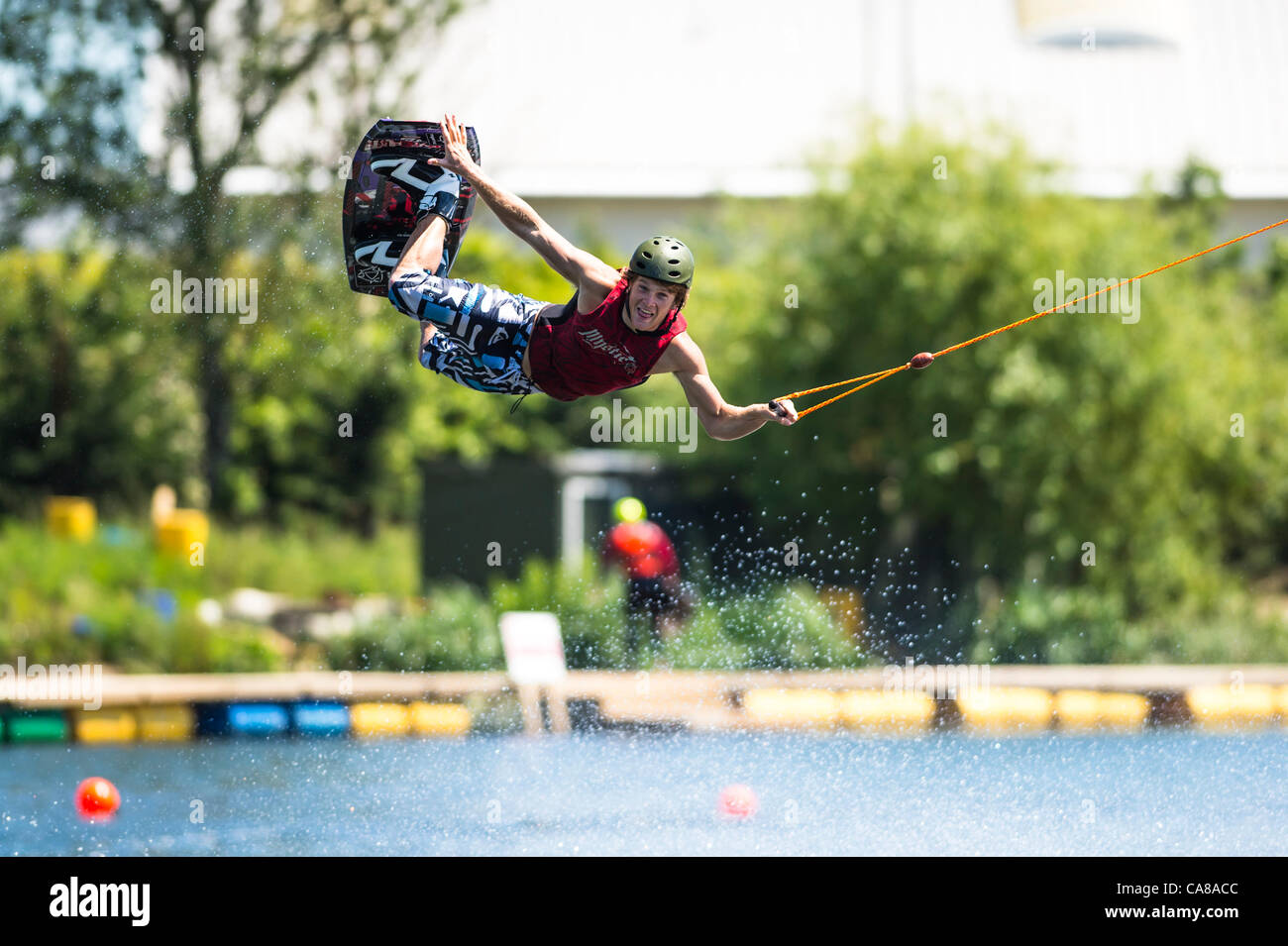 26. Juni 2012, Basildon, Essex. Eine Wakeboard-Lehrer nimmt einige Zeit, trainieren Sie wie die Sonne über der WakePark eine seltene Erscheinung macht. Juni seit die dritte feuchtesten Beginn der Aufzeichnungen im Jahr 1910. Die feuchteste Juni war 2007 mit 136,2 mm Regen. Stockfoto