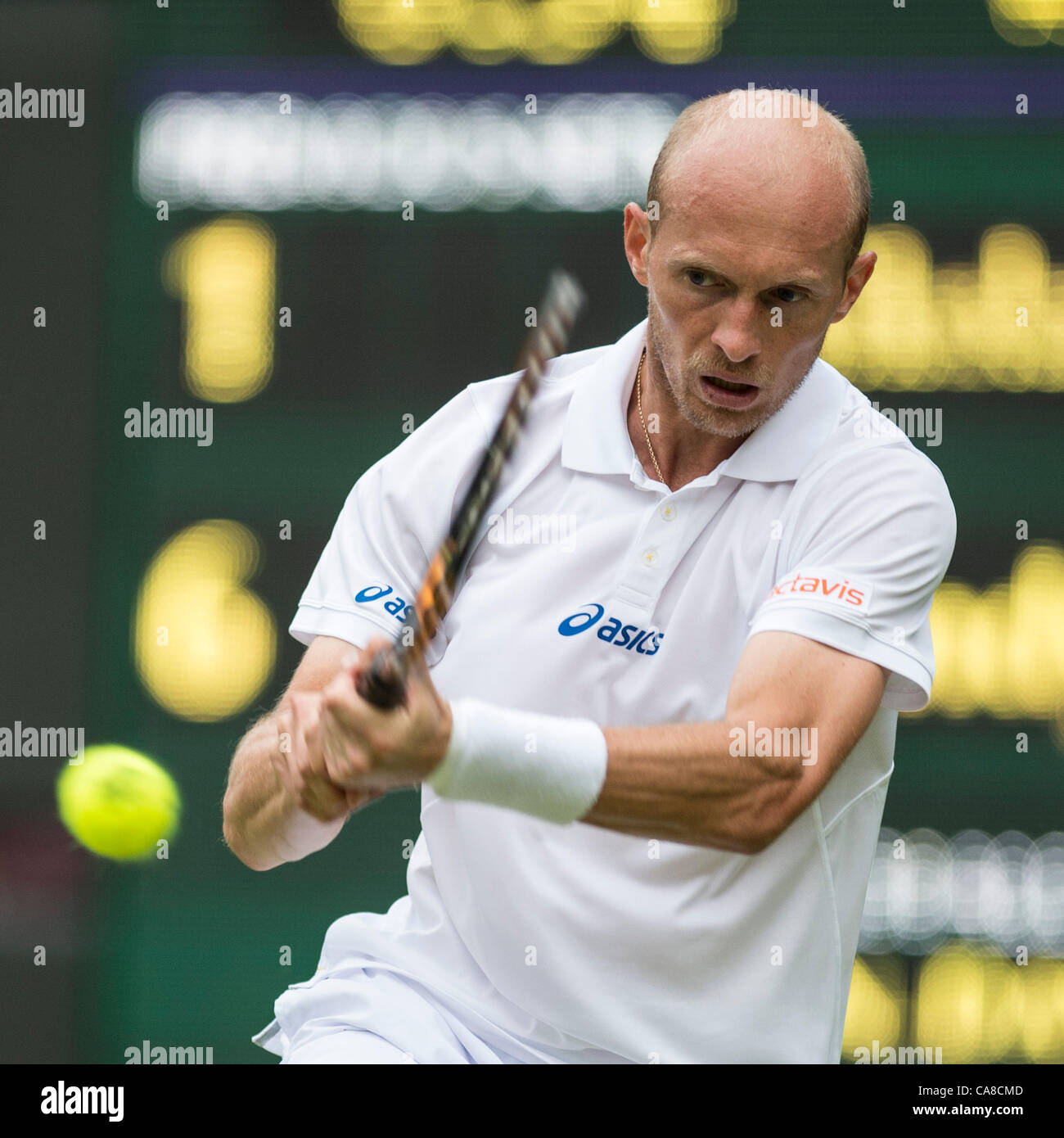 26.06.2012 die Wimbledon Tennis Championships 2012 statt bei den All England Lawn Tennis and Croquet Club, London, England, UK.   Andy Murray (GBR) [4] V Nikolay Davydenko (RUS). Nikolai in Aktion. Stockfoto