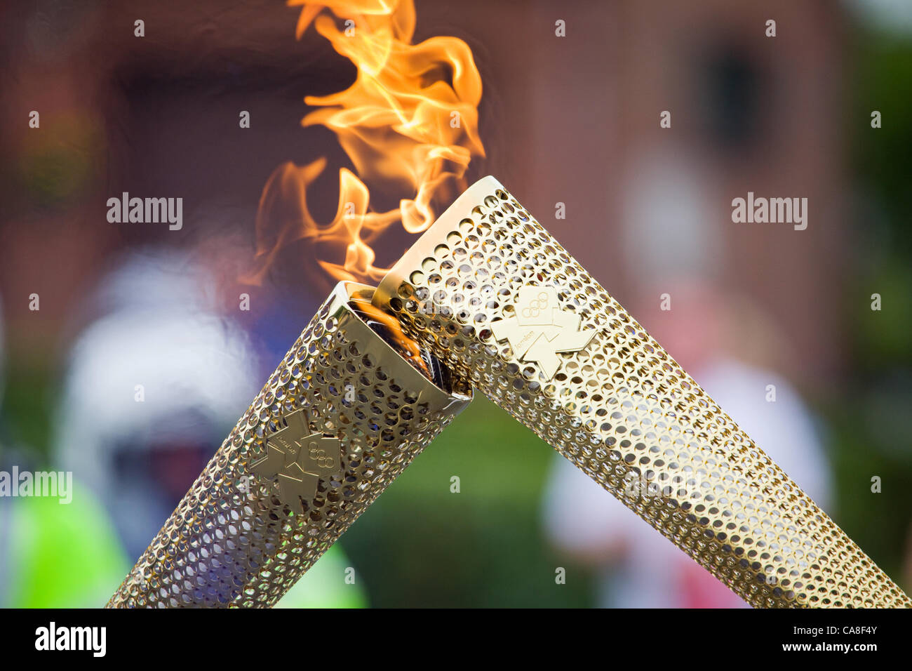 26. Juni 2012. Wrawby North Lincolnshire. Das Olympische Feuer wird von einer Fackel auf die nächste, ein Prozess bekannt als küssen, während die Olympische Flamme North Lincolnshire als Teil des Fackellaufs durchläuft übergeben. Stockfoto