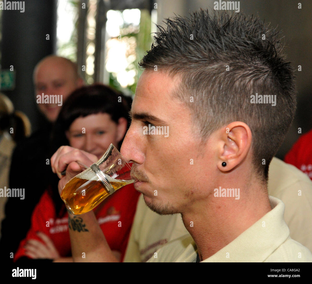 Datei Foto *** tschechischer Fußballspieler Milan Perzela, der derzeit beim FC Viktoria Plzen verhandelt offenbar Vertrag mit dem deutschen Fußball-Bundesliga-Team des FC Augsburg. Milan Perzela schmeckt junge Bier aus der neuen Serie von Gambrinus Beer für die EURO 2012 Turnier am 24. April 2012 in Pilsen, Tschechische Republik. (CTK Foto/Petr Eret) Stockfoto