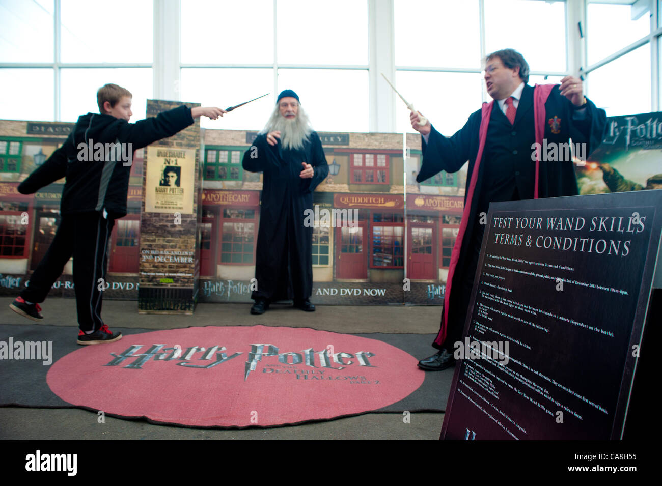 Als Teil der Harry Potter und die Heiligtümer des Todes Teil2-Freisetzung organisierte Warner Bros ein Ereignis bei Asda in Derby, England am 2. Dezember 2011 für Kunden an Zauberstab Duellen teilnehmen und verschiedene Preise gewinnen. Stockfoto