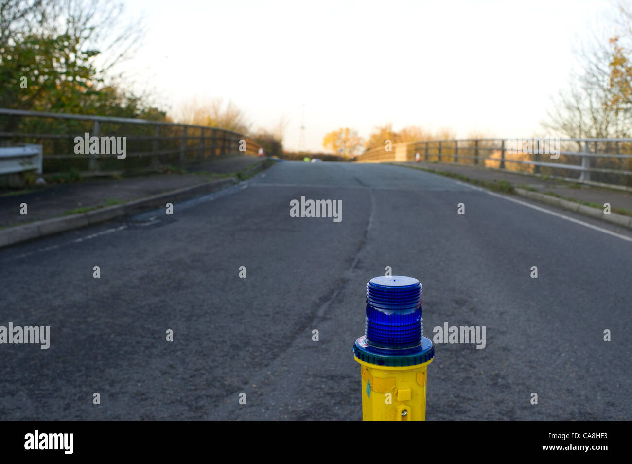 2. Dezember 2011. Chelmsford, Essex. Eine Straßenbrücke über die A12 bleibt abgeschottet von der Polizei, nachdem eine Frau in einem Auto reisen entlang der A12 letzte Nacht sehr schwere Verletzungen erhalten, nachdem er durch ein großes Stück Beton von der Brücke geworfen geschlagen. Polizei behandeln diese als Mordversuch. Stockfoto