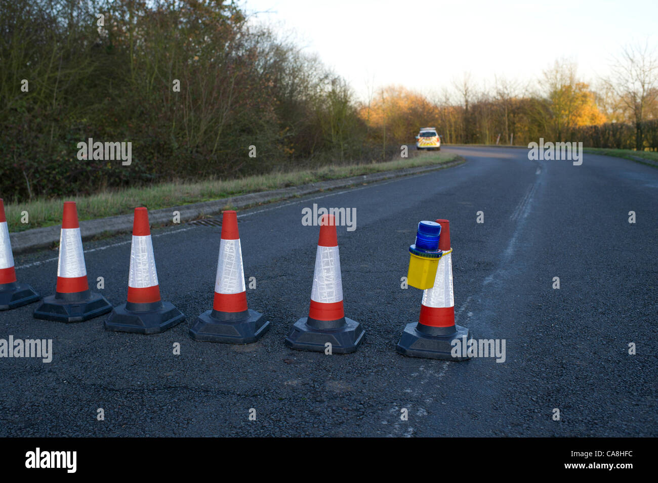 2. Dezember 2011. Chelmsford, Essex. Eine Straßenbrücke über die A12 bleibt abgeschottet von der Polizei, nachdem eine Frau in einem Auto reisen entlang der A12 letzte Nacht sehr schwere Verletzungen erhalten, nachdem er durch ein großes Stück Beton von der Brücke geworfen geschlagen. Polizei behandeln diese als Mordversuch. Stockfoto