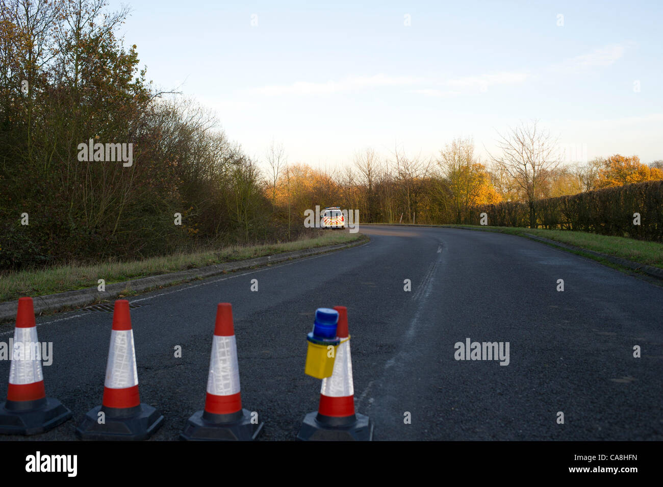 2. Dezember 2011. Chelmsford, Essex. Eine Straßenbrücke über die A12 bleibt abgeschottet von der Polizei, nachdem eine Frau in einem Auto reisen entlang der A12 letzte Nacht sehr schwere Verletzungen erhalten, nachdem er durch ein großes Stück Beton von der Brücke geworfen geschlagen. Polizei behandeln diese als Mordversuch. Stockfoto