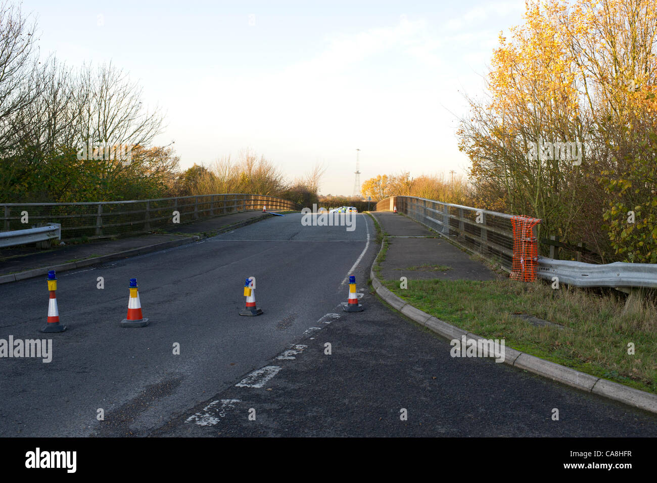 2. Dezember 2011. Chelmsford, Essex. Eine Straßenbrücke über die A12 bleibt abgeschottet von der Polizei, nachdem eine Frau in einem Auto reisen entlang der A12 letzte Nacht sehr schwere Verletzungen erhalten, nachdem er durch ein großes Stück Beton von der Brücke geworfen geschlagen. Polizei behandeln diese als Mordversuch. Stockfoto