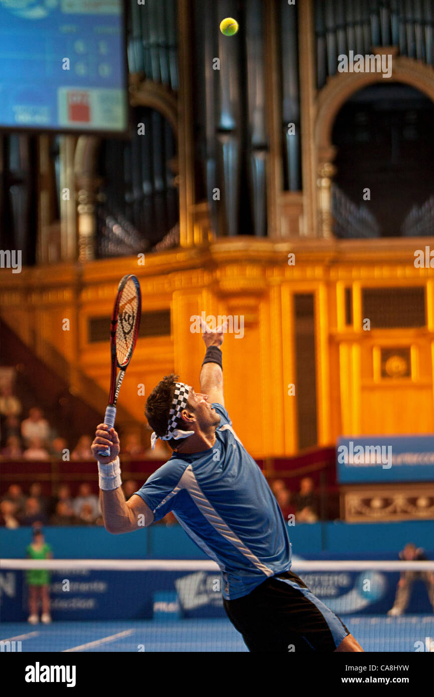 01.12.2011. London, England. Pat Cash (AUS) dienen gegen Henri Leconte (FRA) am dritten Tag des Spiels an die Aegon Masters Tennis in der Royal Albert Hall Stockfoto