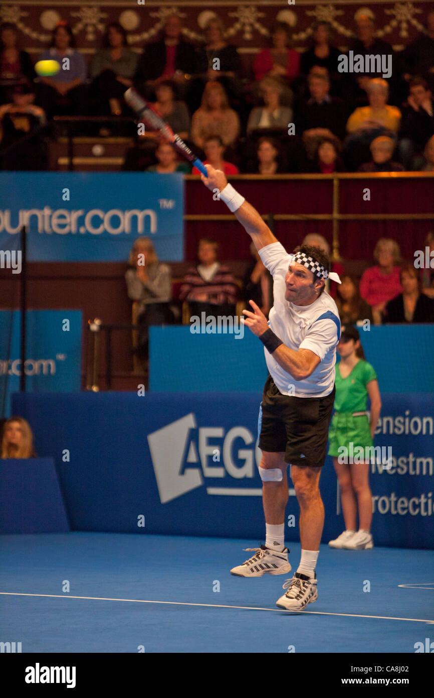 01.12.2011. London, England. Pat Cash (AUS) dienen gegen Henri Leconte (FRA) am dritten Tag des Spiels an die Aegon Masters Tennis in der Royal Albert Hall Stockfoto