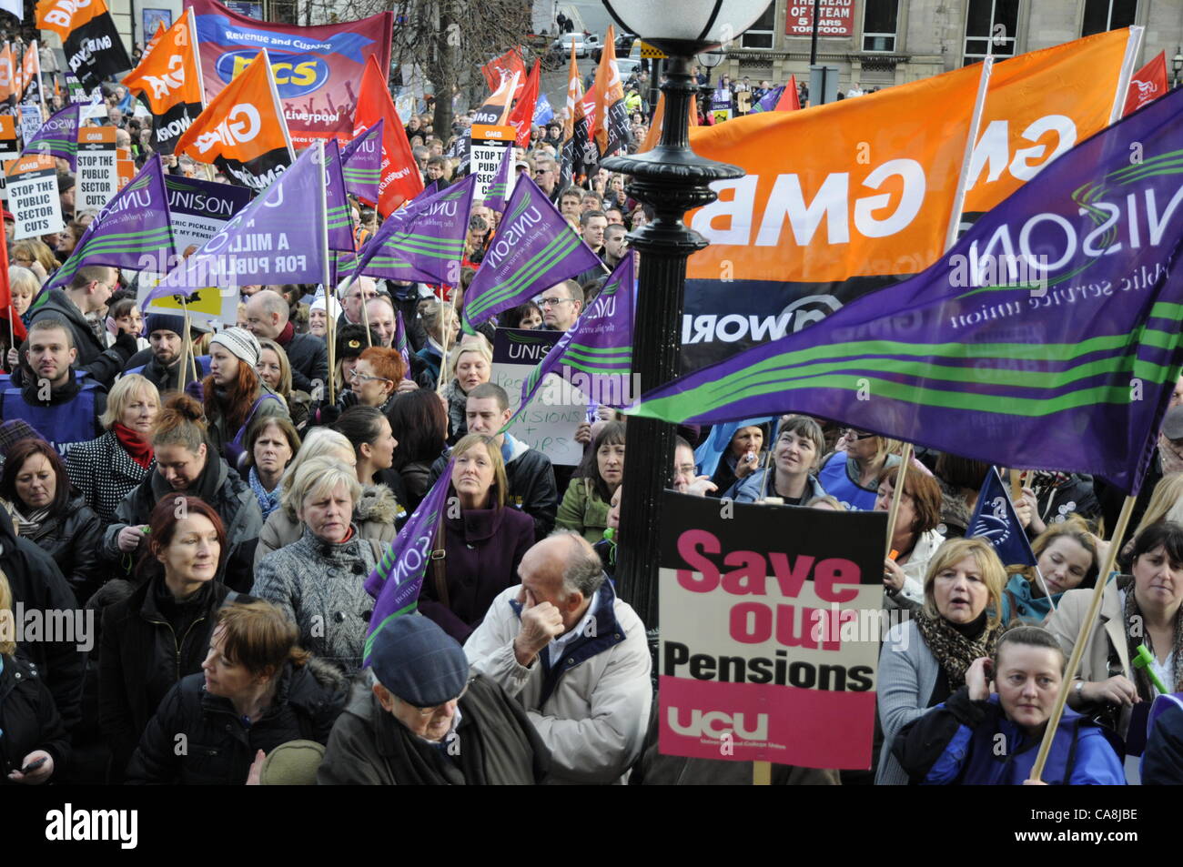 Marsch der Demonstranten von Pierhead nach St Georges Hall Plateau Liverpool am Aktionstag stoppen die Kürzungen 30. November 2011 Stockfoto