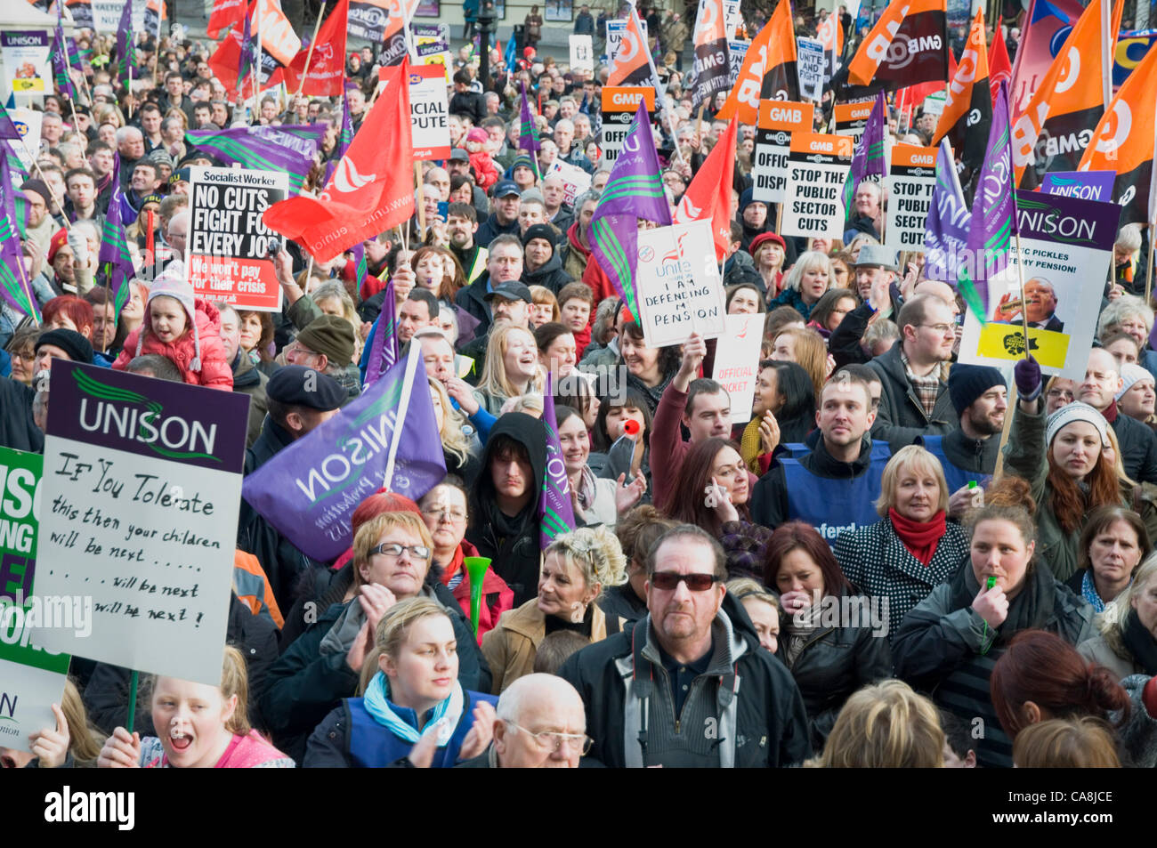 Marsch der Demonstranten von Pierhead nach St Georges Hall Plateau Liverpool am Aktionstag stoppen die Kürzungen 30. November 2011 Stockfoto