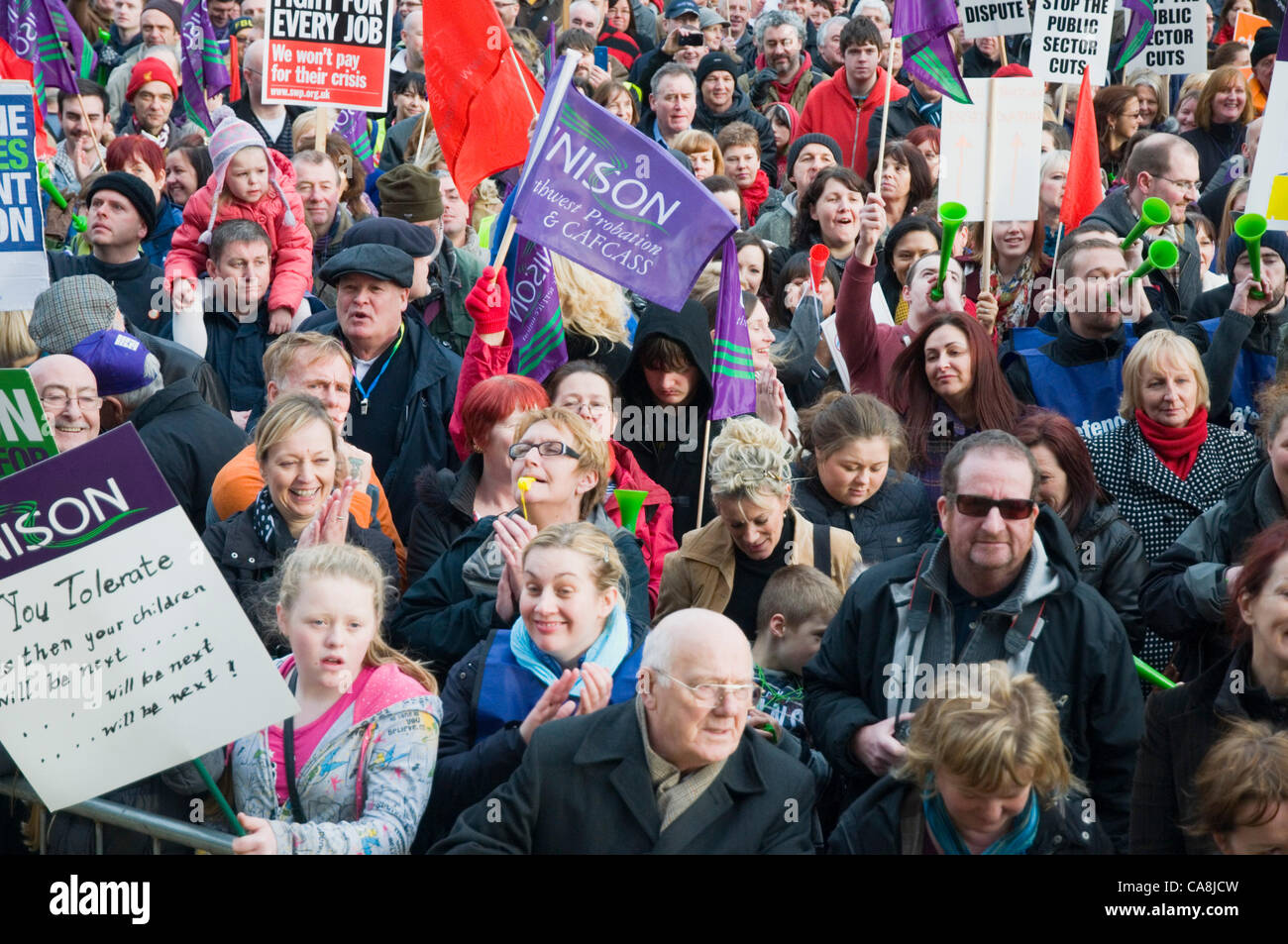 Marsch der Demonstranten von Pierhead nach St Georges Hall Plateau Liverpool am Aktionstag stoppen die Kürzungen 30. November 2011 Stockfoto