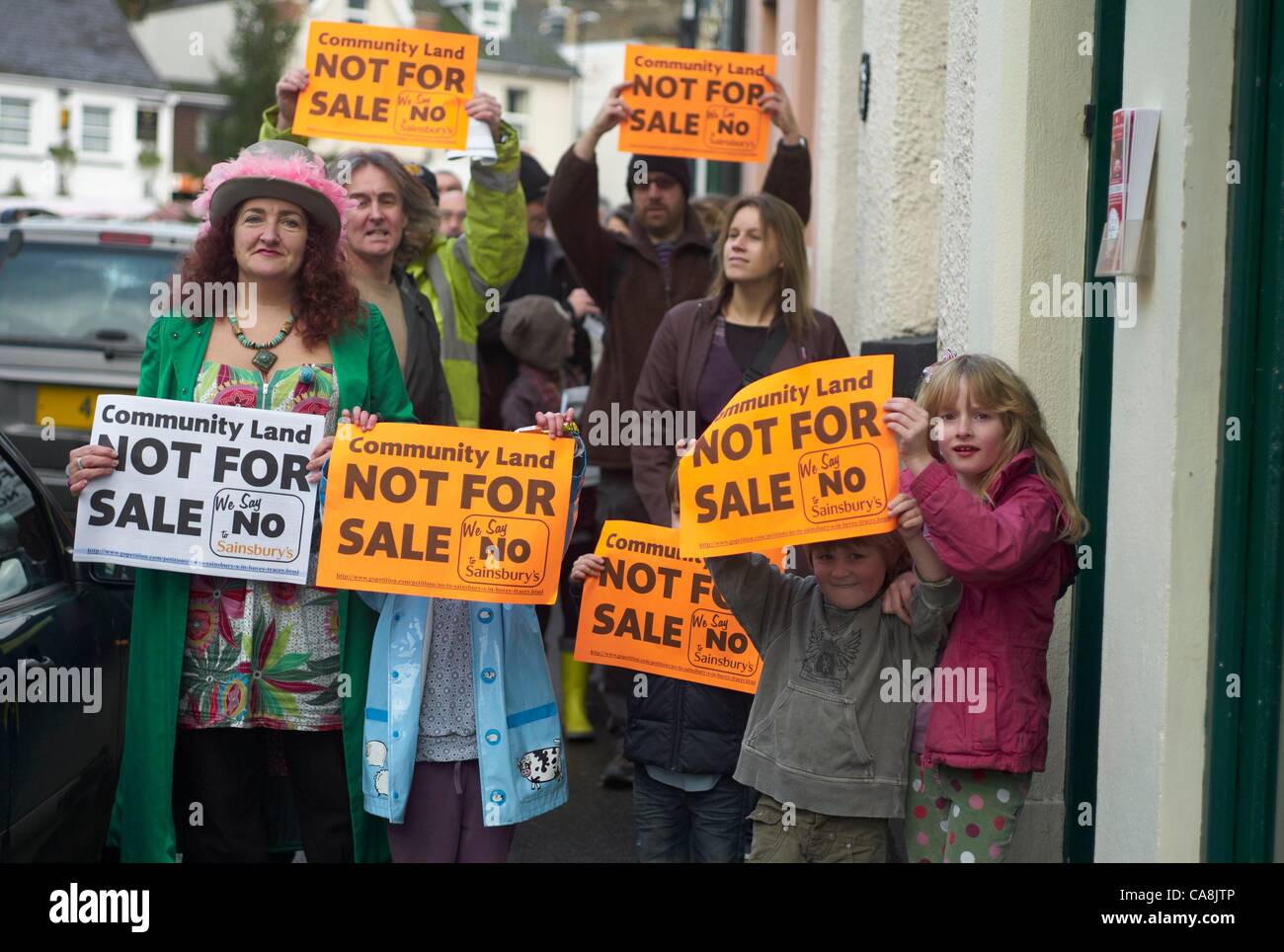 Einheimische in Bovey Tracey Devon Protest gegen den Verkauf der Gemeinschaft besaß Land, einem Sainsbury Supermarkt zu bauen. Datum 12.03.2011 Credit: Paul Glendell Stockfoto