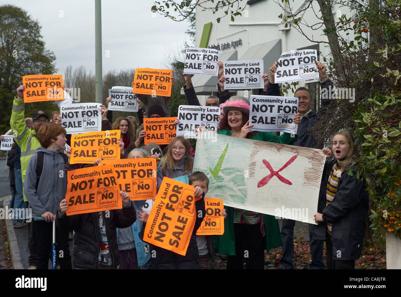 Einheimische in Bovey Tracey Devon Protest gegen den Verkauf der Gemeinschaft besaß Land, einem Sainsbury Supermarkt zu bauen.  Datum 12.03.2011 Credit: Paul Glendell Stockfoto