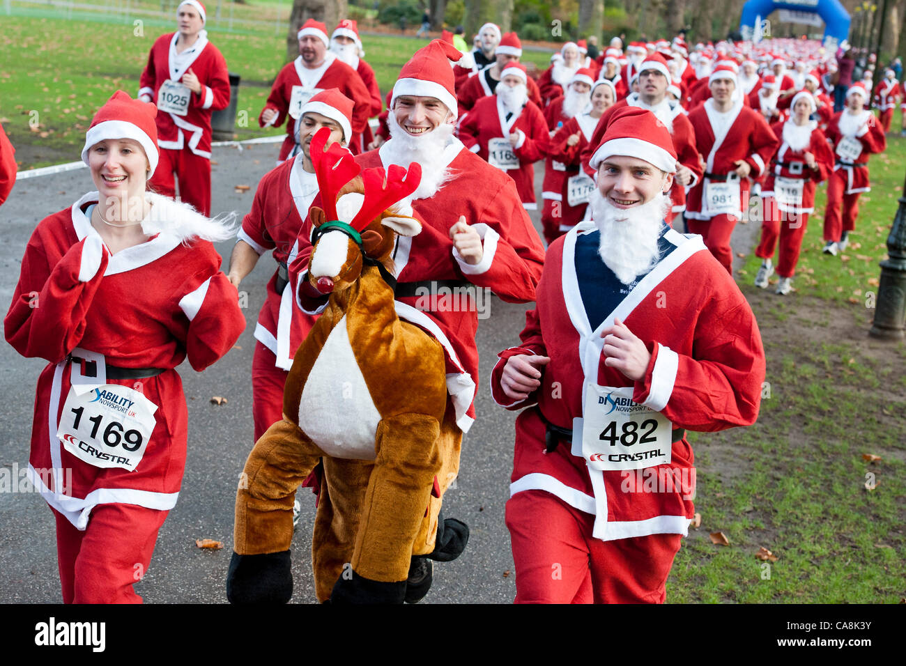 2011 Menschen angezogen als Santa Volkslauf, Gelder für die Nächstenliebe Behinderung Snowsport UK im Battersea Park, London Stockfoto