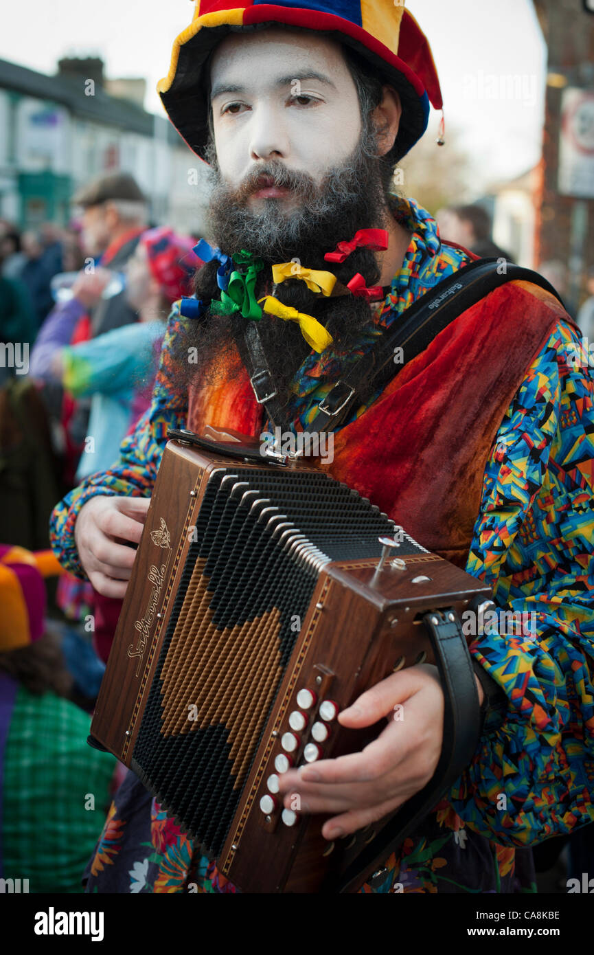 Eine Darsteller spielt eine Ziehharmonika auf der Mill Road Winter Fair in Cambridge auf Samstag, 3. Dezember 2011.  Mill Road war für den Tag geschlossen als festliche Aktivitäten stattgefunden, die einschließlich Musik, Tanz, Stände mit Essen und Veranstaltungen zu Weihnachten Die Straße ist bekannt für seine Vielfalt der Bewohner und unabhängige Geschäfte. Stockfoto