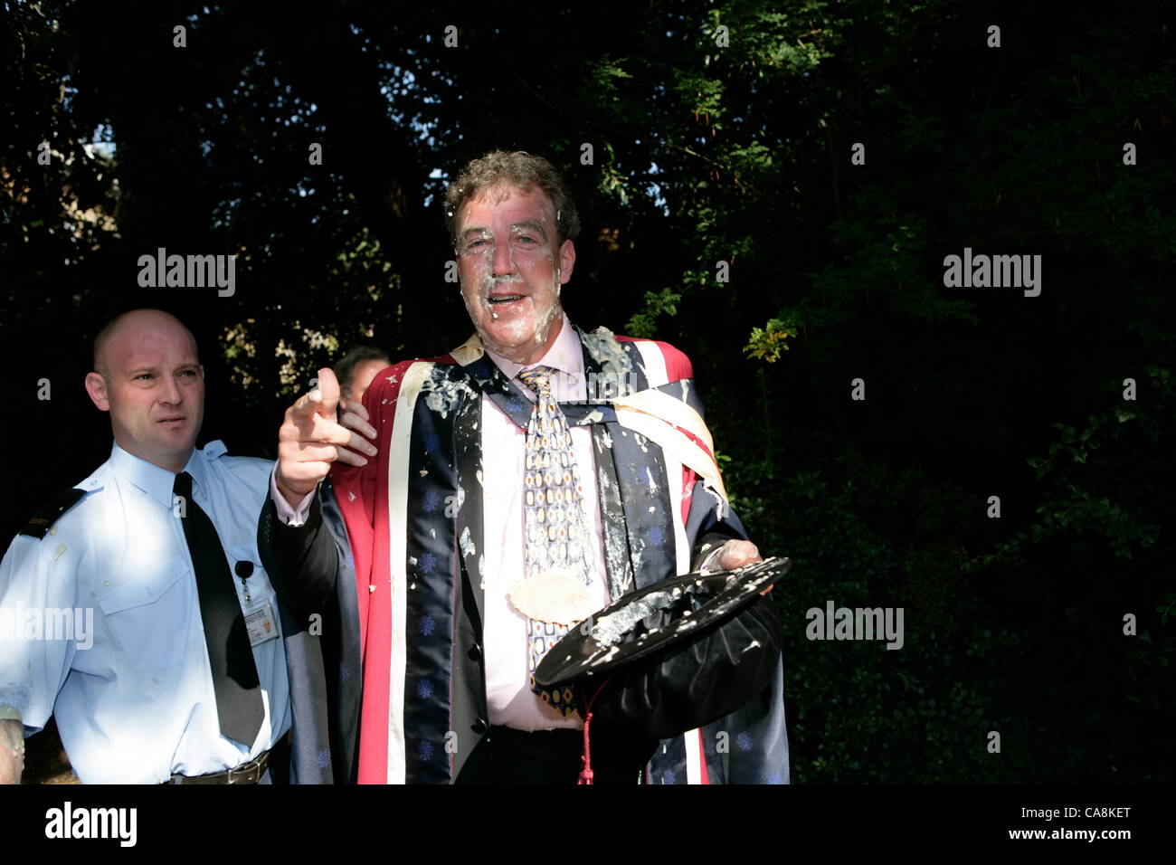 TV-Moderator Jeremy Clarskon ist von Demonstranten gegen seine Ehrendoktorwürde an Brookes, Oxford pied. Am Tag der feierlichen Abschluss. Stockfoto