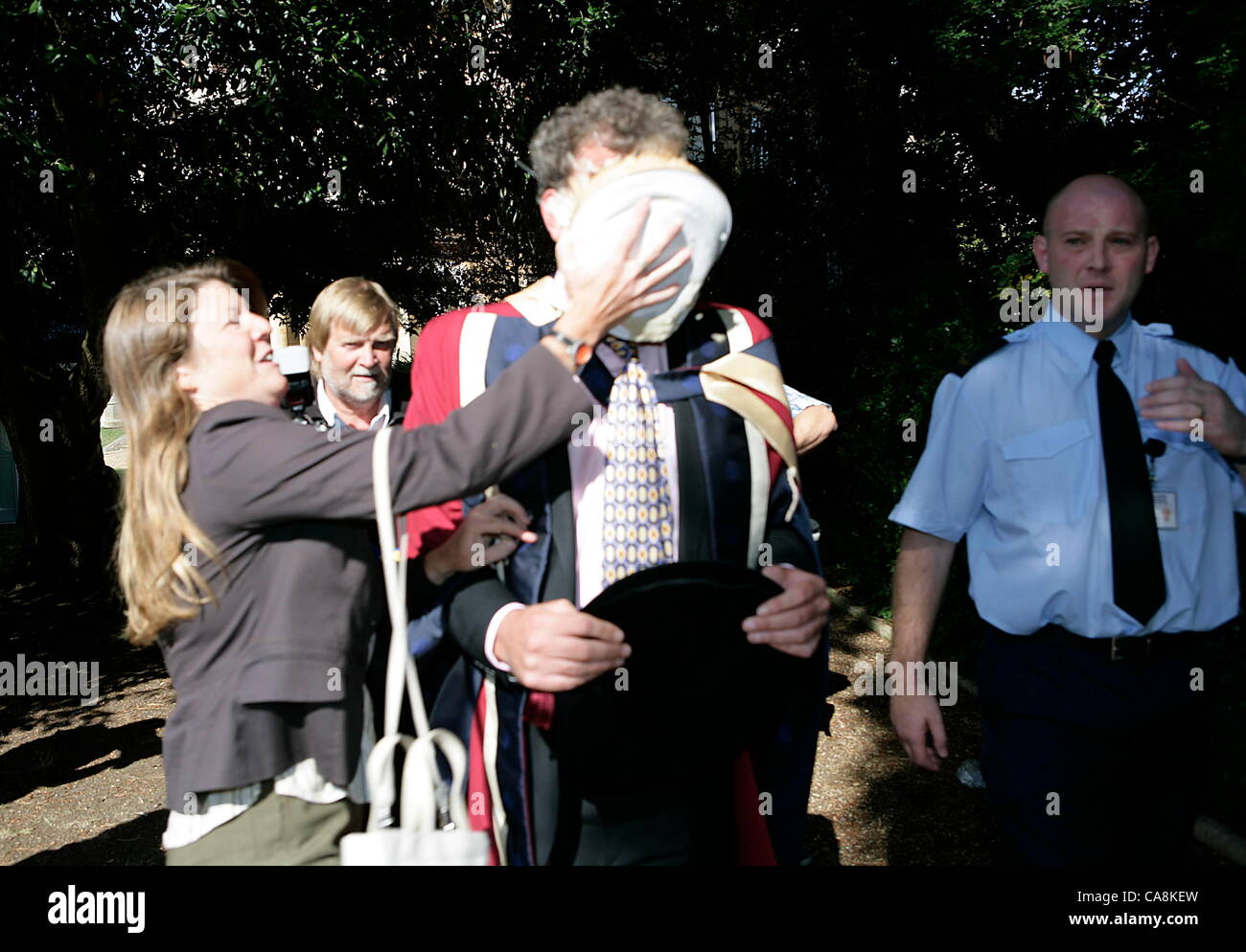 TV-Moderator Jeremy Clarskon ist von Demonstranten gegen seine Ehrendoktorwürde an Brookes, Oxford pied. Am Tag der feierlichen Abschluss. Stockfoto