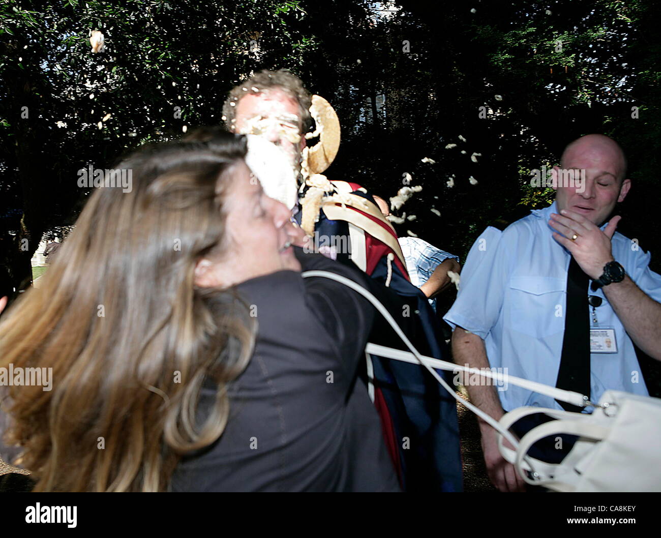 TV-Moderator Jeremy Clarskon ist von Demonstranten gegen seine Ehrendoktorwürde an Brookes, Oxford pied. Am Tag der feierlichen Abschluss. Stockfoto