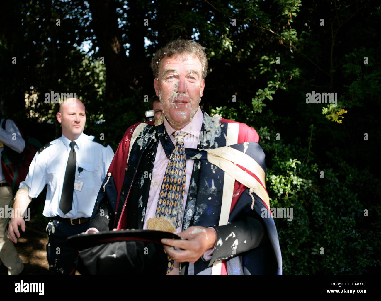 TV Presernter Jeremy Clarskon ist von Demonstranten gegen seine Ehrendoktorwürde an Brookes, Oxford pied. Am Tag der feierlichen Aufbaustudien. Stockfoto