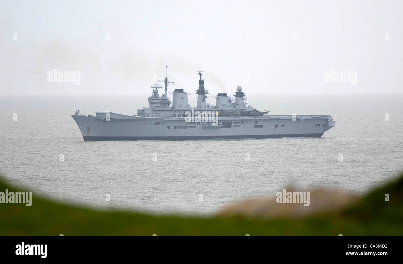 Der leichte Flugzeugträger der Invincible-Klasse legt - Royal Navy - HMS Illustrious Anker vor der Küste der Swansea auf 3. Dezember 2011. Stockfoto