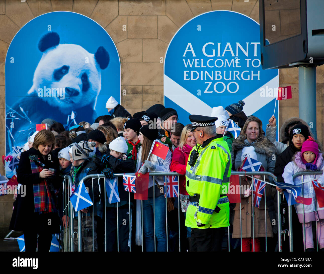 4. Dezember 2011 Nicola Sturgeon, stellvertretende erste Minister von Schottland zeigt Fotos der Pandas für Kinder, die die Ankunft der Pandas im Zoo von Edinburgh, Schottland, UK zu antizipieren. Tian Tian und Yang Guang vervollständigen ihre Übernachtung Reise von China nach ihrer neuen Heimat Edinburgh ankommen Stockfoto