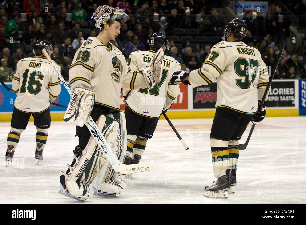 London Ontario, Kanada - 2. Dezember 2011. Feiern ein Tor mit Torwart Michael Houser in einem Ontario Hockey League-Spiel zwischen dem Saginaw Geist und den London Knights, Max Domi (16), Seth Griffith (17) und Jarred Ritter (97). London gewann das Spiel mit 6: 0. Stockfoto