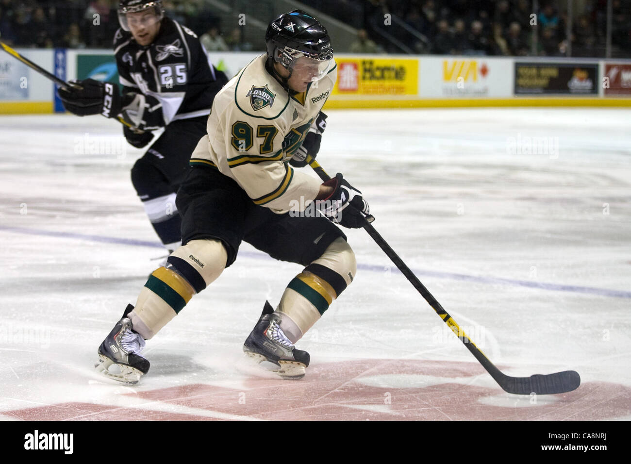 London Ontario, Kanada - 2. Dezember 2011. Jared Ritter (97) von den London Knights in einem Ontario Hockey League-Spiel zwischen dem Saginaw Geist und den London Knights. London gewann das Spiel mit 6: 0. Stockfoto