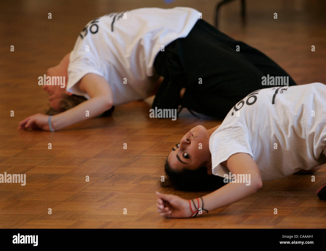 Jasmin Roshan, 12, Uhren eng für ein Zeichen, dass sie die Rückseite biegen Stretch Pose entspannen kann, die sie während der Proben Sonntag, 2. Oktober 2005 in der geistliche Versammlung des Baha'is von San Diego, steckt. Die himmlischen Ritter Jugendworkshop Praktiken komplizierte Performance-Stücke um intensive soziale issu Stockfoto