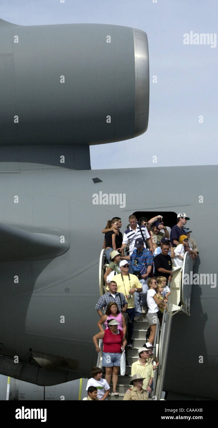 (Veröffentlicht 19.10.2003, b-4:1, 2, 3; UTS1766893) Zuschauer nehmen an der MCAS Miramar Airshow von der Treppe von einer KC-10 Flugzeug während der jährlichen Airshow.  Die Show wird von 09:30-16:00 Sonntag fortgesetzt.  UT/John Gastaldo Stockfoto