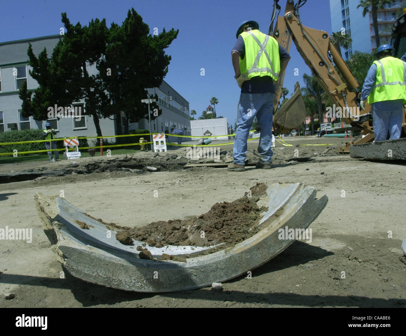 (25.06.2003 veröffentlicht: b-2:1, 6; B-4:7): eine Kante von einem 30-Zoll-Wasserleitung liegt auf dem Bürgersteig nahe dem Aufstellungsort einer Pause, die gestern am Pacific Highway ereignete sich in der Innenstadt von San Diego. UT/Johannes Gastaldo Stockfoto